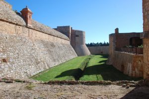 El fossat del castell de Salses (Foto: Pere Noguer).