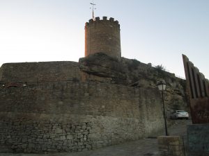 El castell de Talamanca, amb el monument commemoratiu de la batalla.