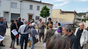 Al barri de Sant Pere, escoltant les explicacions de Jordi Galofré i i de l’arquitecte Josep Callís i Figueres (Foto: Josep Callís).