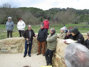 Escoltant les explicacions de Pere Castanyer a la vil·la romana de Vilauba (Foto: Mateu Butinyà).