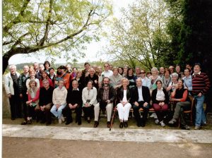 Els participants a la visita als temples i cementiris de mas Castell de Porqueres (Foto: Francesc Xavier Butinyà).